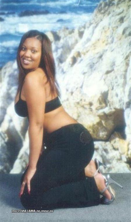 14P Hot thick ebony chicks posing slutty on cam
