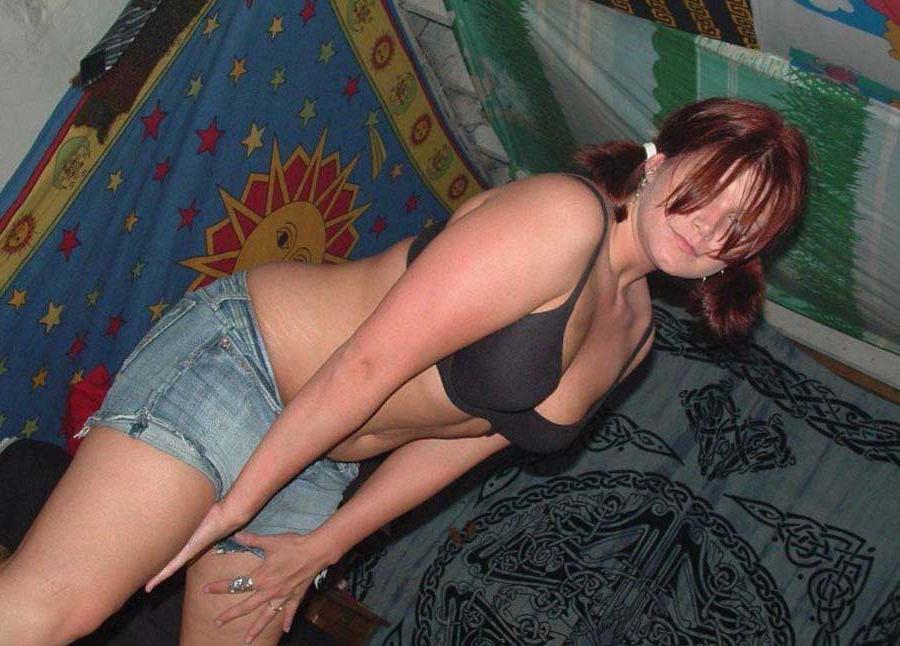 10P Photos of an amateur chunky babe wearing a mini skirt
