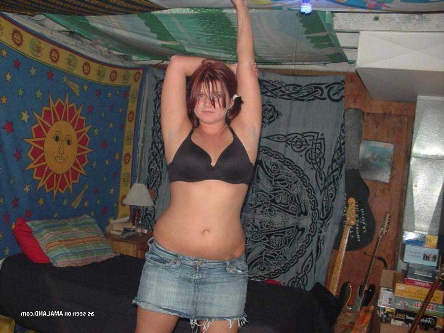 10P Photos of an amateur chunky babe wearing a mini skirt