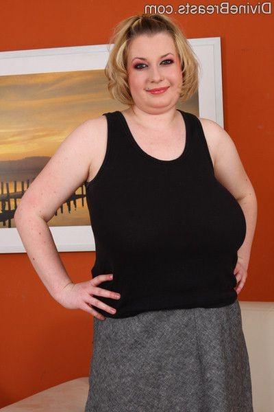 15P She Sucks her Own Big Tits