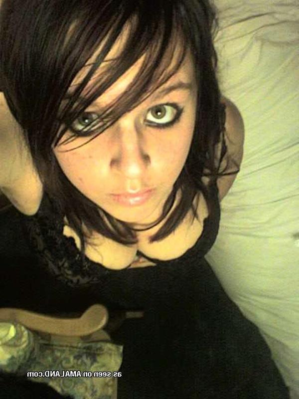 16P Busty emo chick naked and self-shooting