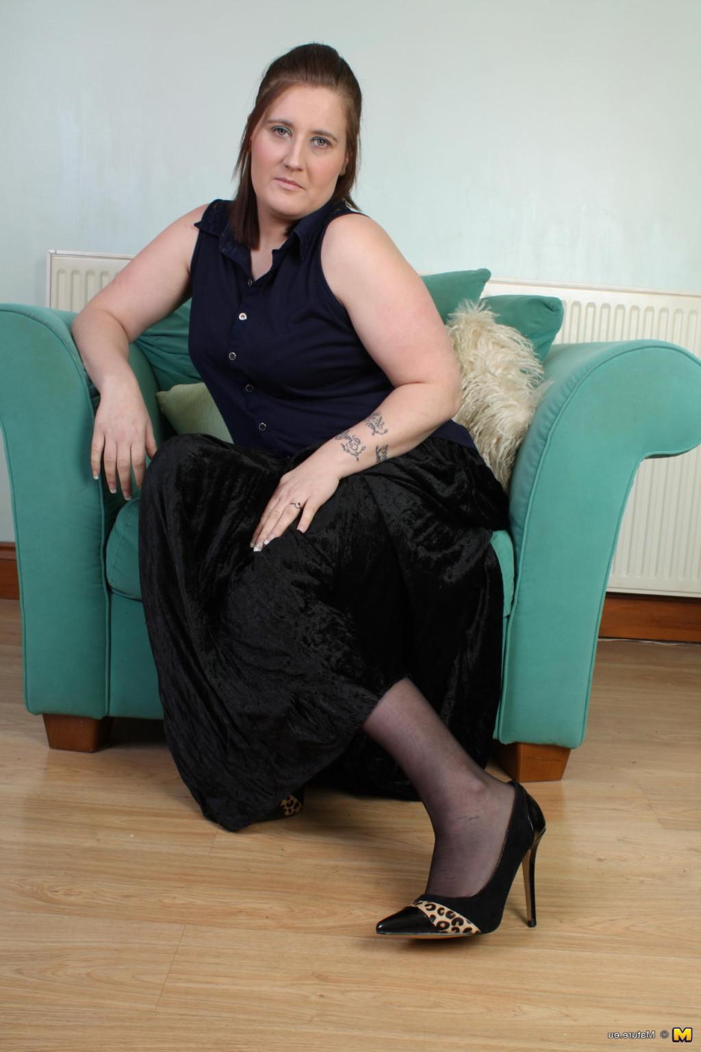 15P Chubby mature slut taking off all her clothes