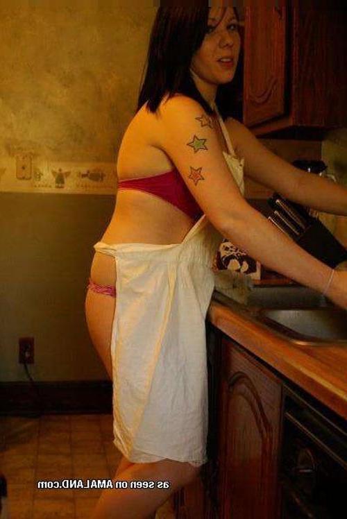 15P Curvy chick half-naked in the kitchen