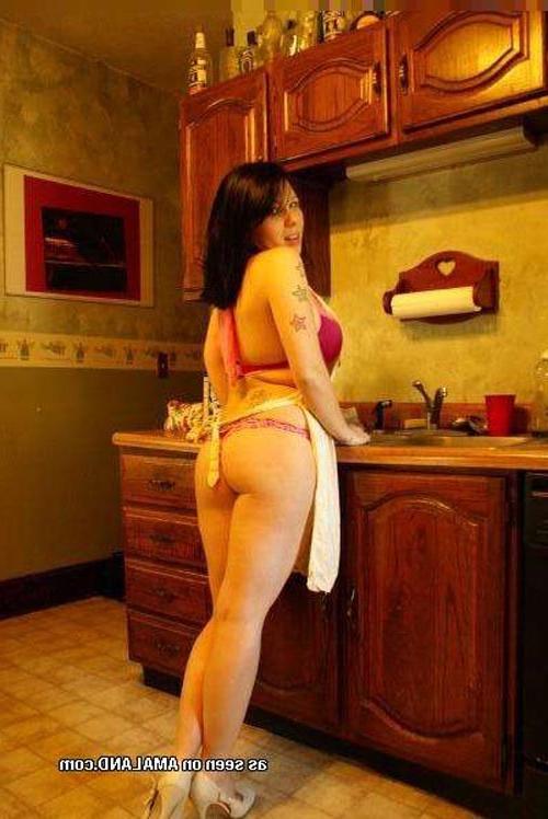 15P Curvy chick half-naked in the kitchen