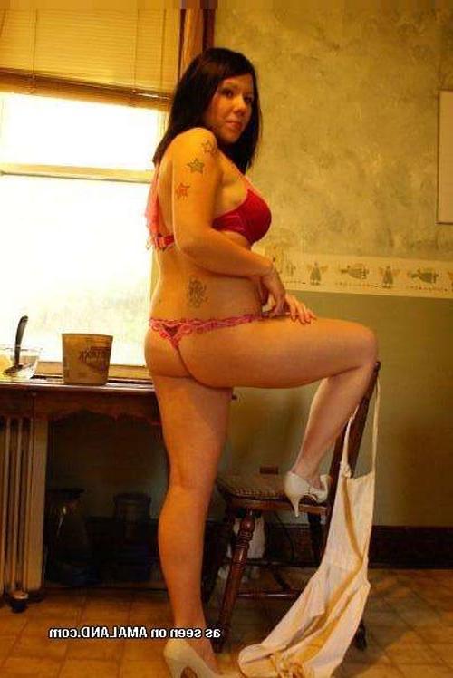 15P Curvy chick half-naked in the kitchen