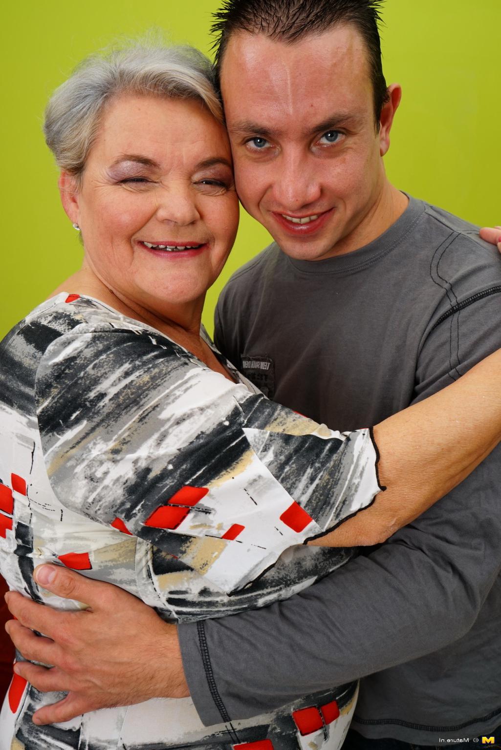 16P Chubby mature lady fooling around with her younger lover