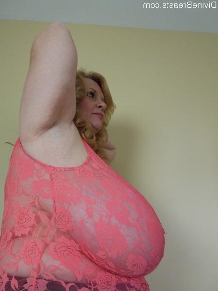 15P Suzie Qs Lingerie 44K Big Tits