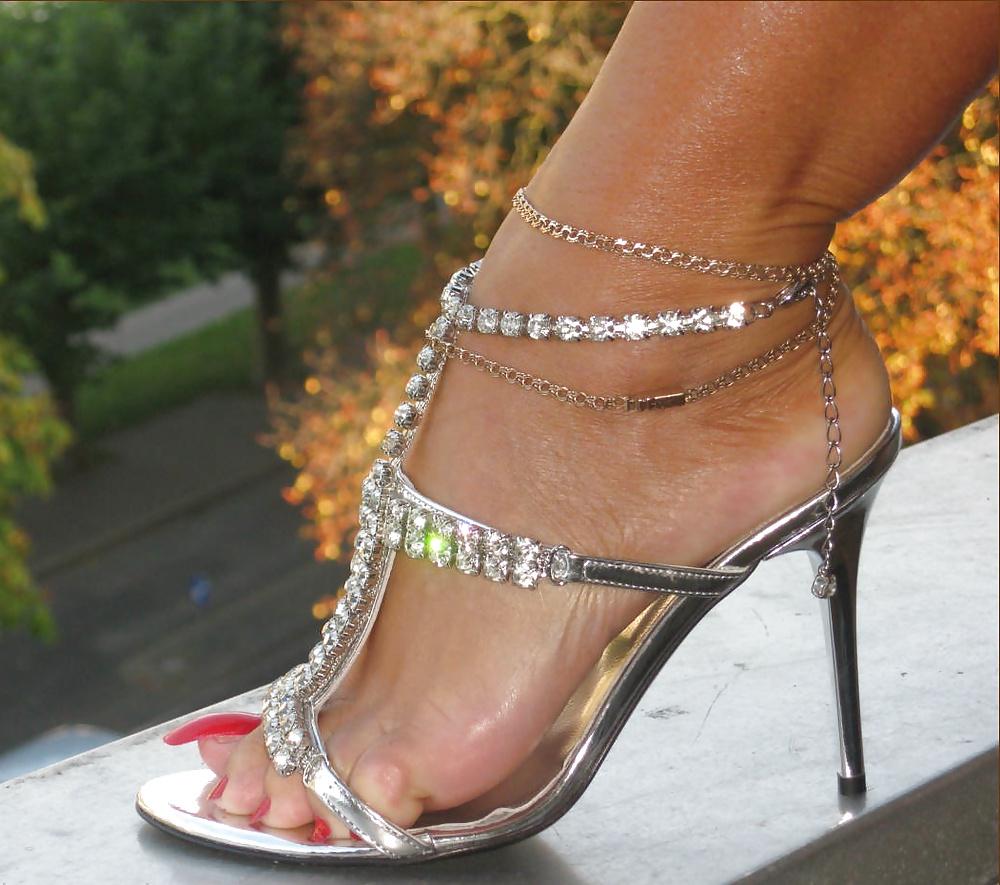 25P Mature feet and heels
