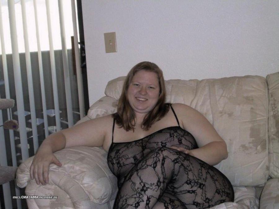 10P Gallery of an amateur plumper posing in lingerie