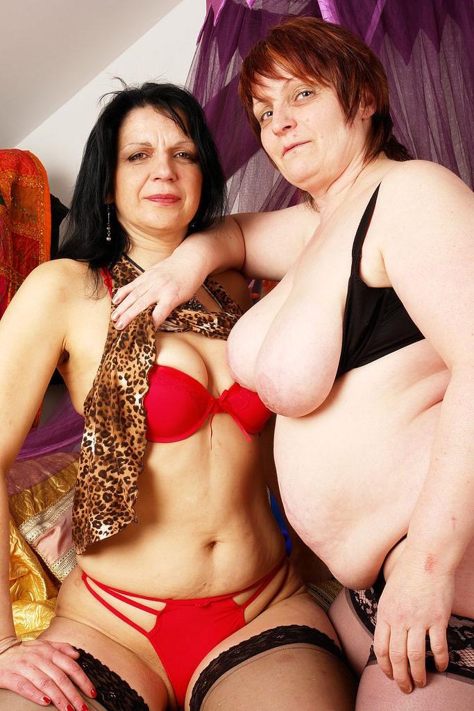 15P Older lesbian chicks licking their hot pussies