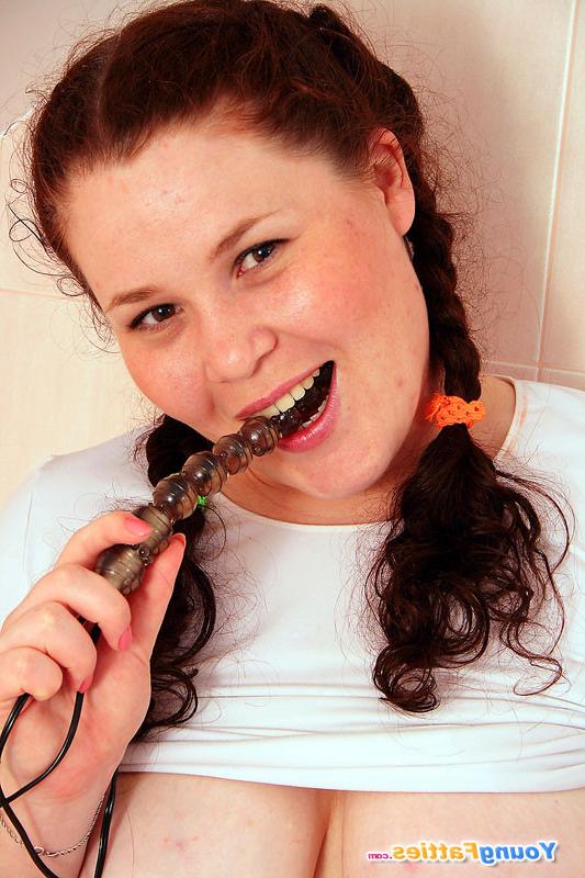 12P Chunky freshie sticks a vibrating toy in her twat