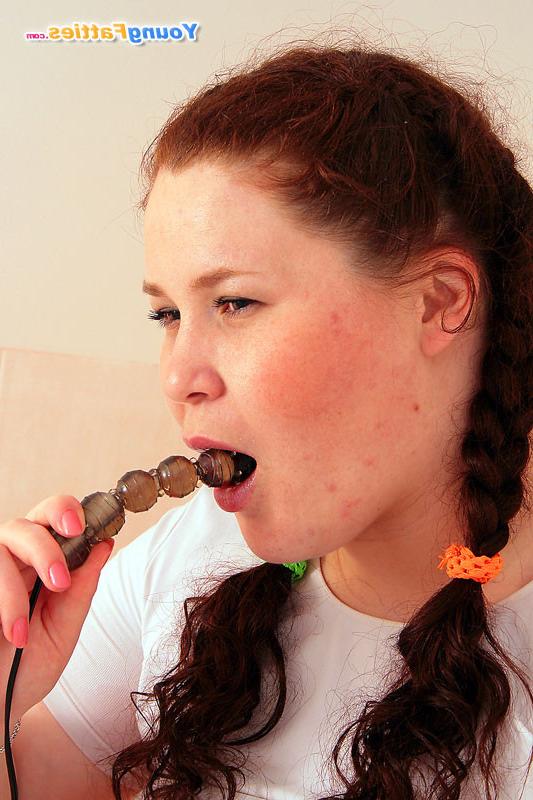 12P Chunky freshie sticks a vibrating toy in her twat