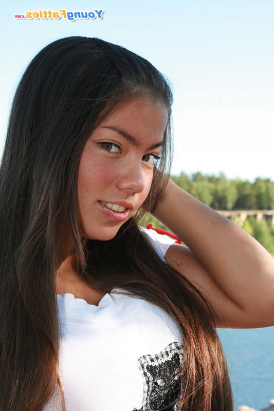 11P Swart chubby Asian girl shows titties at the beach