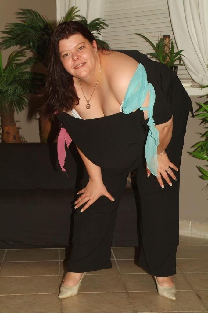 12P Chunky mature Margaret sucking off a cock and goes down on all fours to get dogg