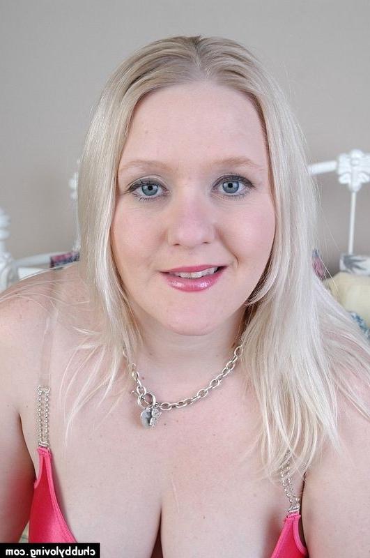 12P Chubby Blonde Honey Playing With Plump Pussy