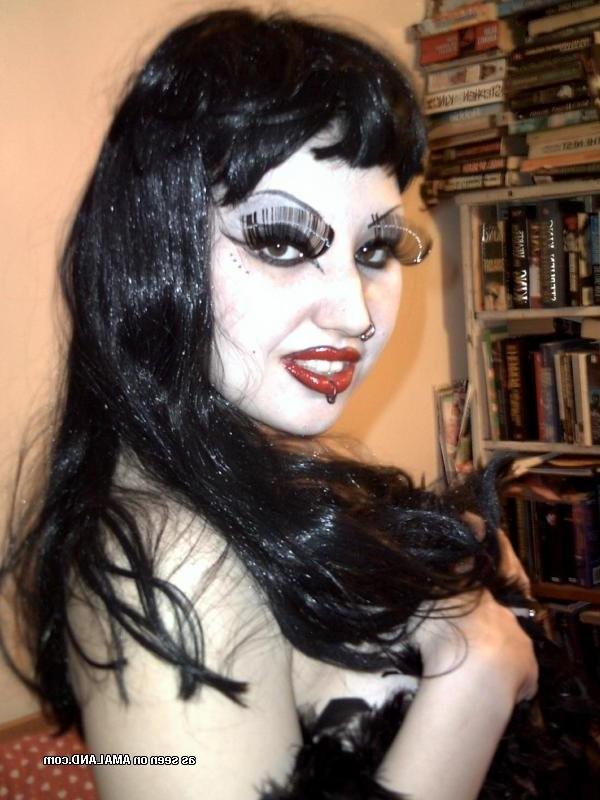 16P Hot goth in sexy lingerie posing slutty