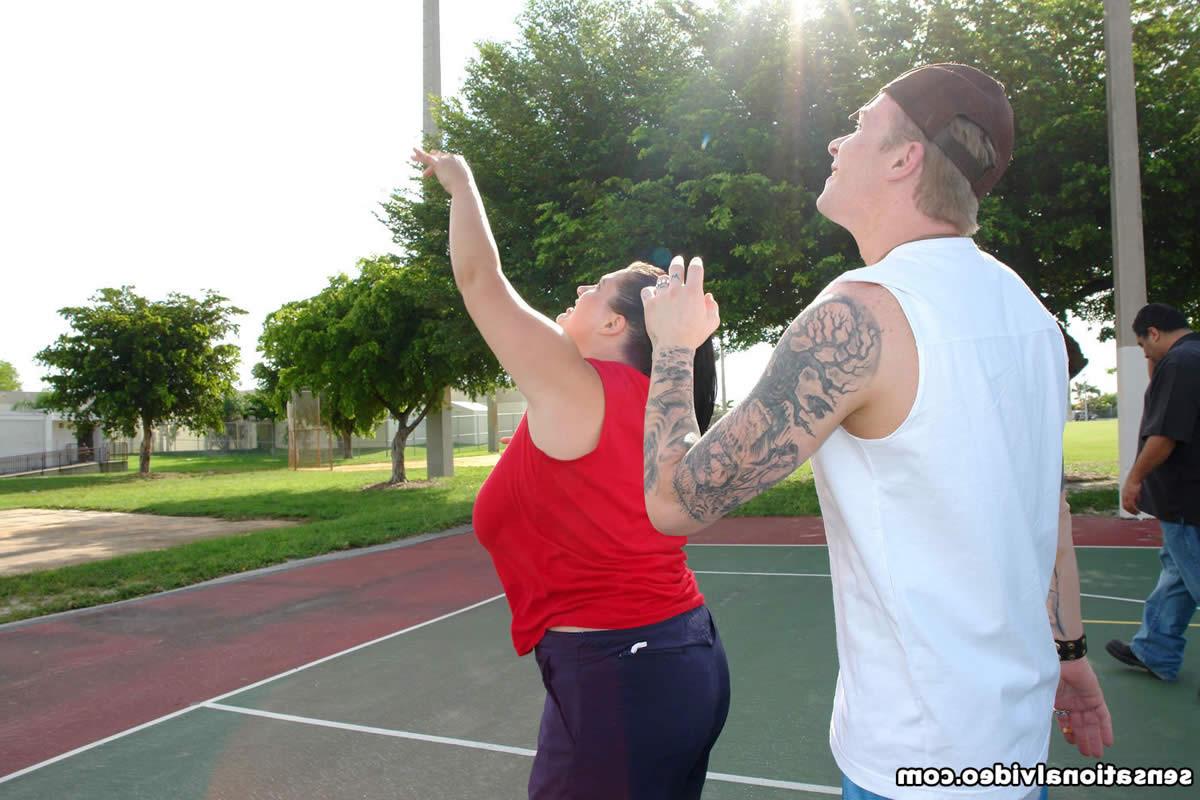 16P BBW mit großen Titten und einem schönen runden Arsch wird geknallt