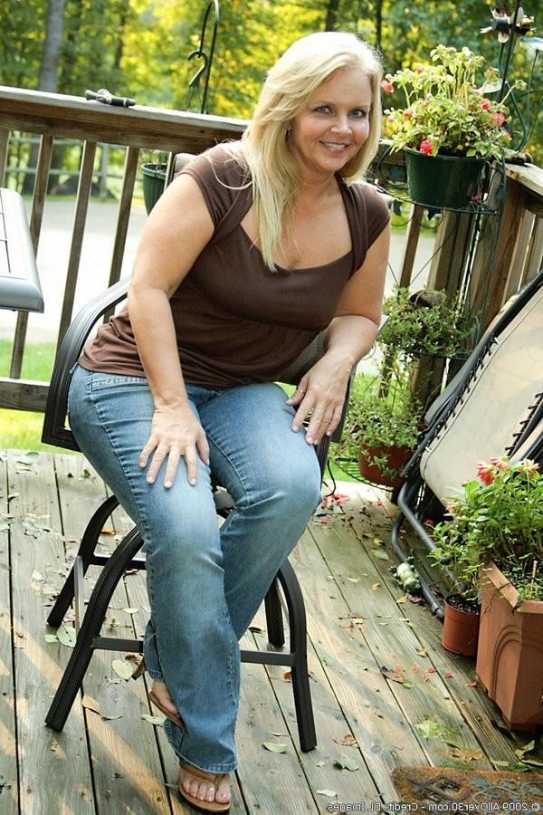 15P Chubby Housewife Gets Naked Outside On The Patio Chair