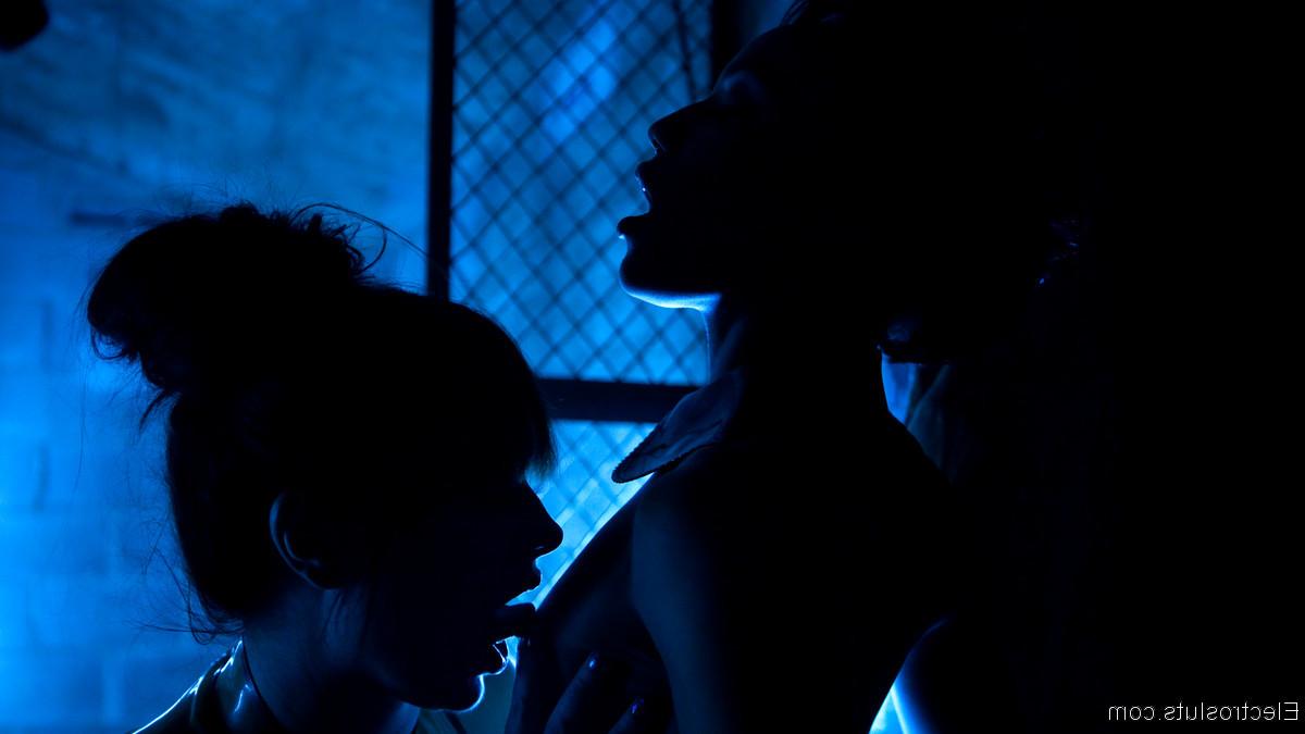 20P Latex clad babes Nikki Darling and Siouxsie Q escape their cages to play with el