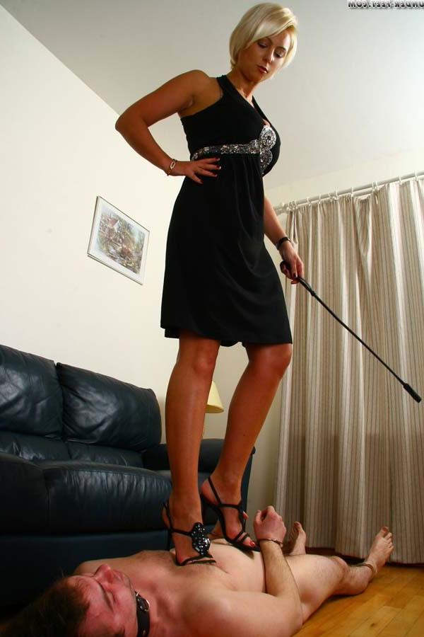 16P Incomparable blonde mistress with amazing feet lets the slave to suck her toes