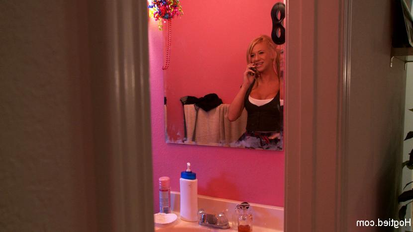 15P Man terror breaks into coed's apartment after class.