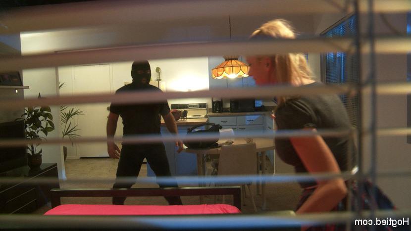 15P Man terror breaks into coed's apartment after class.