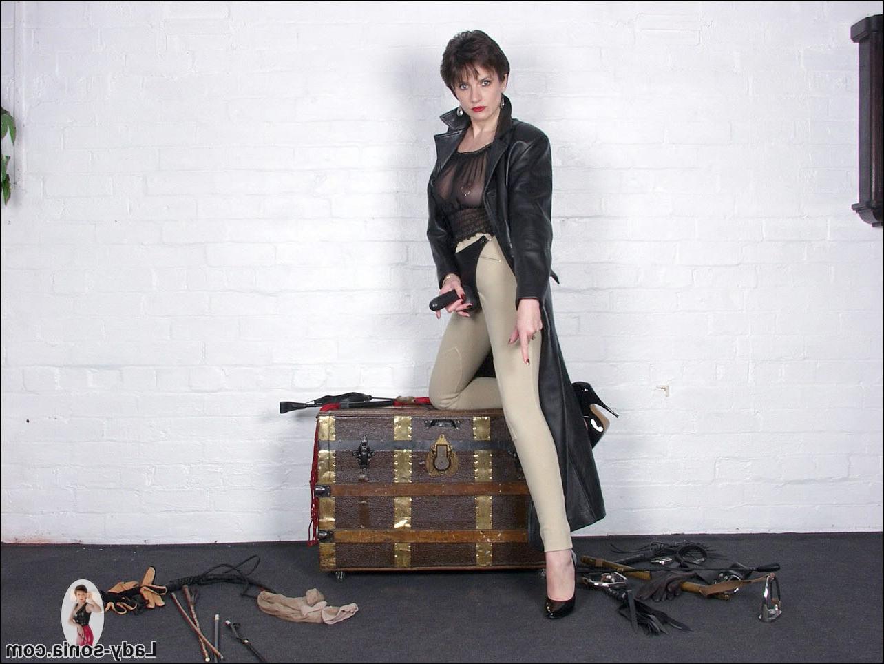 15P Strapon british equestrian mistress lady sonia