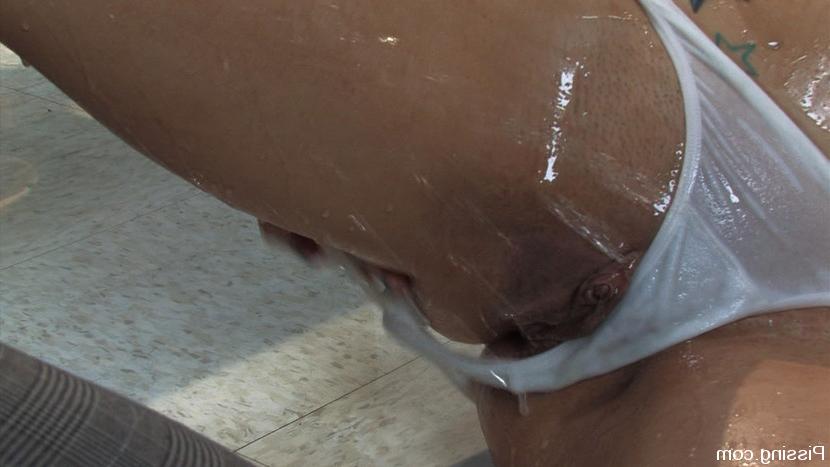 9P First time piss drinker Jezebel Dahl drinks hot pee golden showe