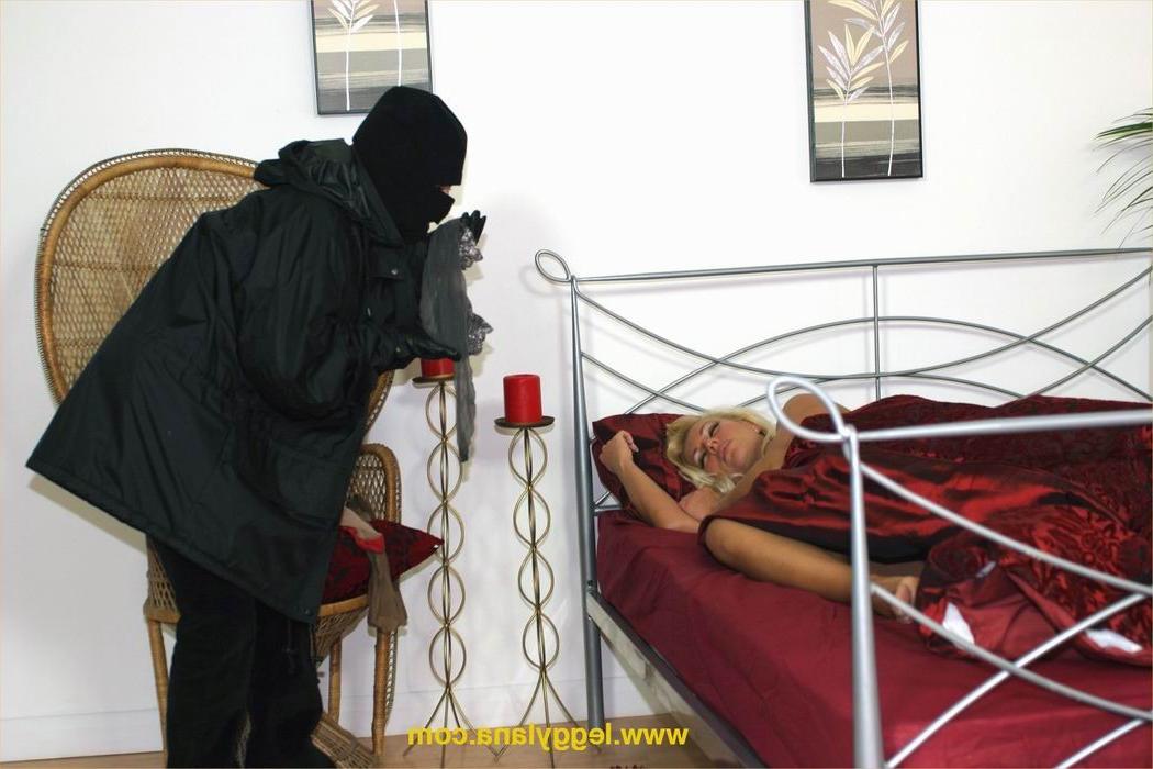14P Kinky burglar doing Lana in stockings