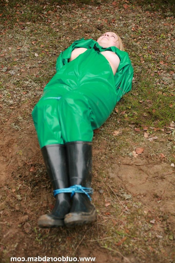 20P Heavy rubber bondage outdoors