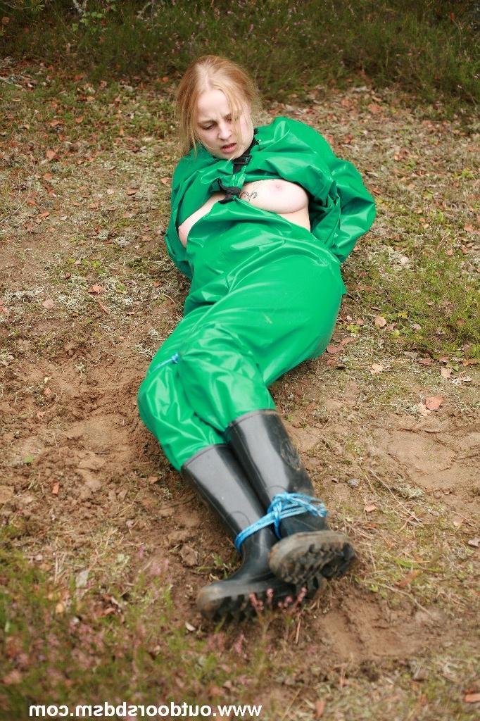 20P Heavy rubber bondage outdoors