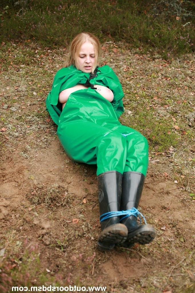 20P Heavy rubber bondage outdoors