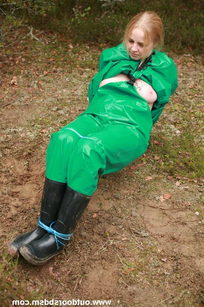 20P Heavy rubber bondage outdoors