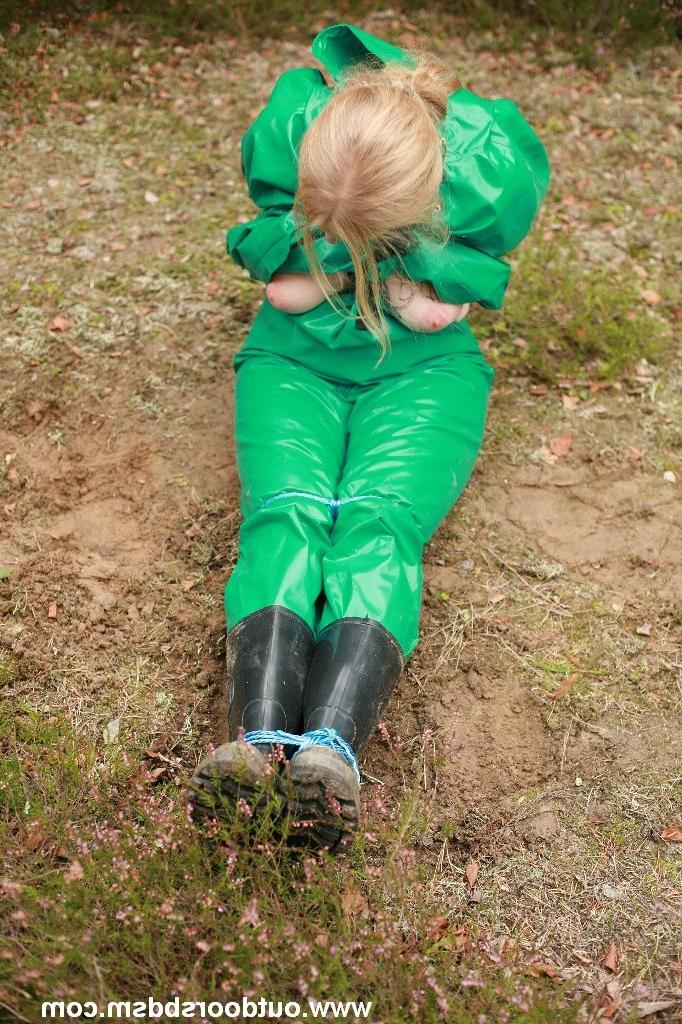 20P Heavy rubber bondage outdoors