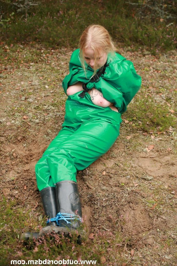 20P Heavy rubber bondage outdoors