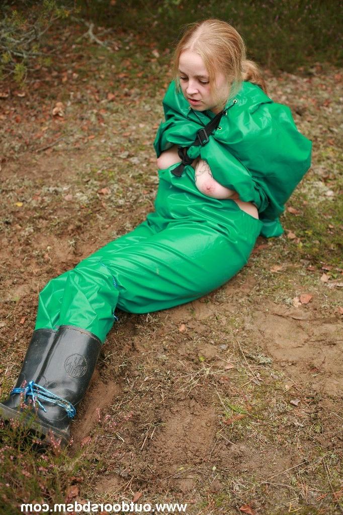 20P Heavy rubber bondage outdoors