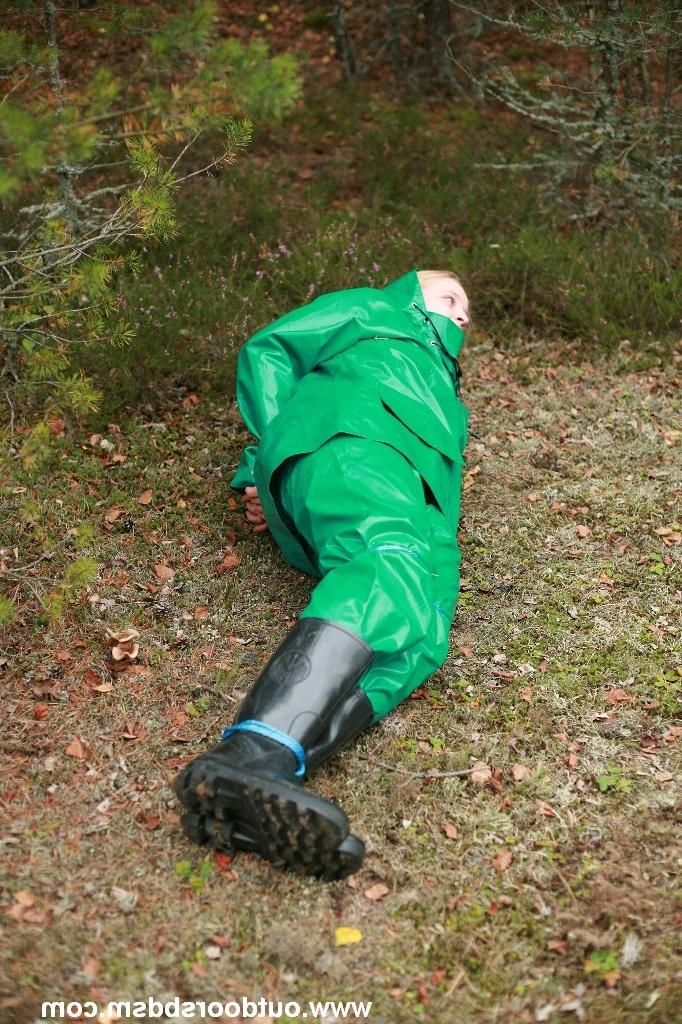 20P Heavy rubber bondage outdoors