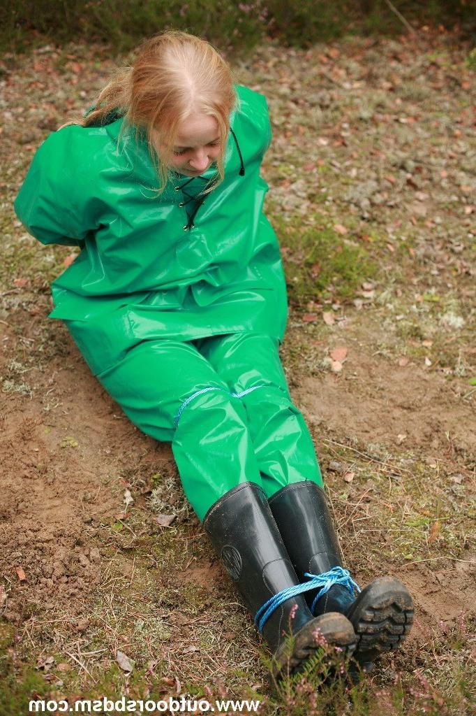 20P Heavy rubber bondage outdoors