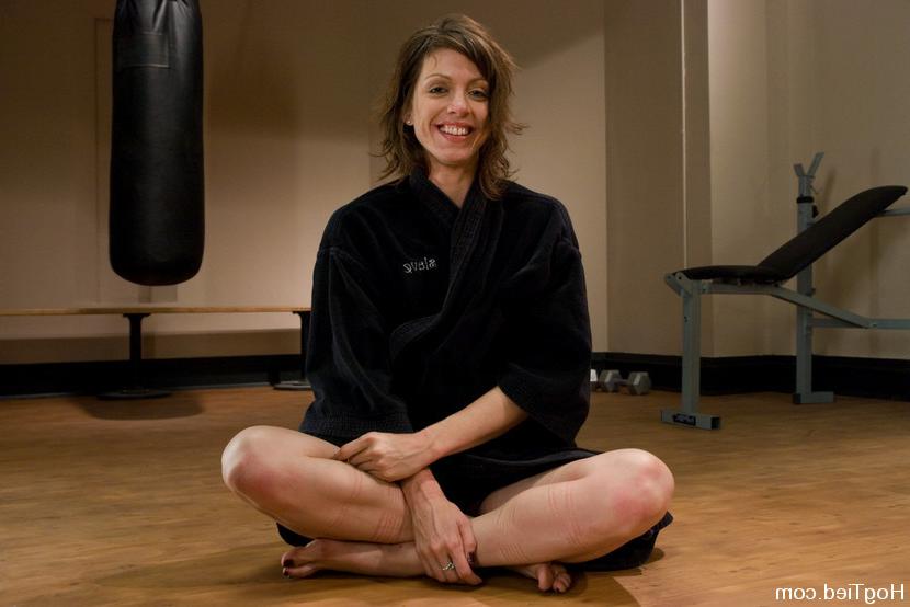 15P Yoga instructor Carrie's orgasms are streached to their limits