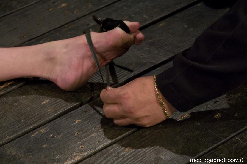 15P Slave Winter Sky gets nipples and feet tortured
