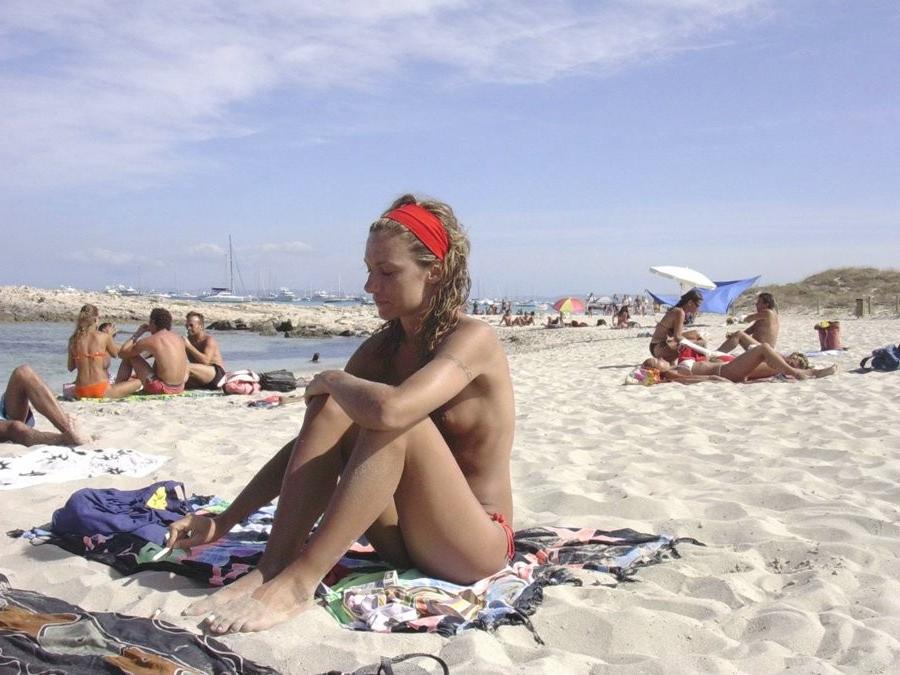 15P Perky breasted nude goddess poses on a nude beach