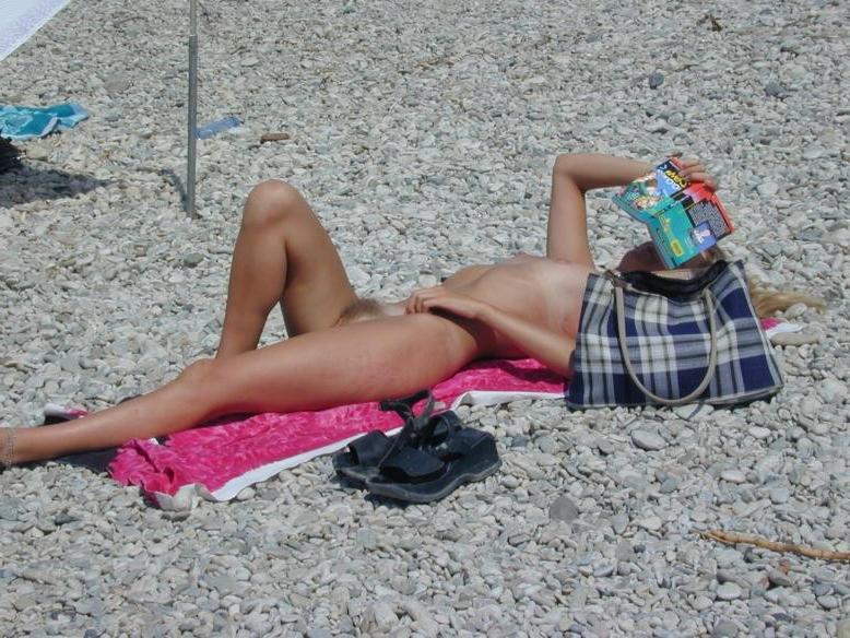 15P Young nudist not afraid to pose nude in public