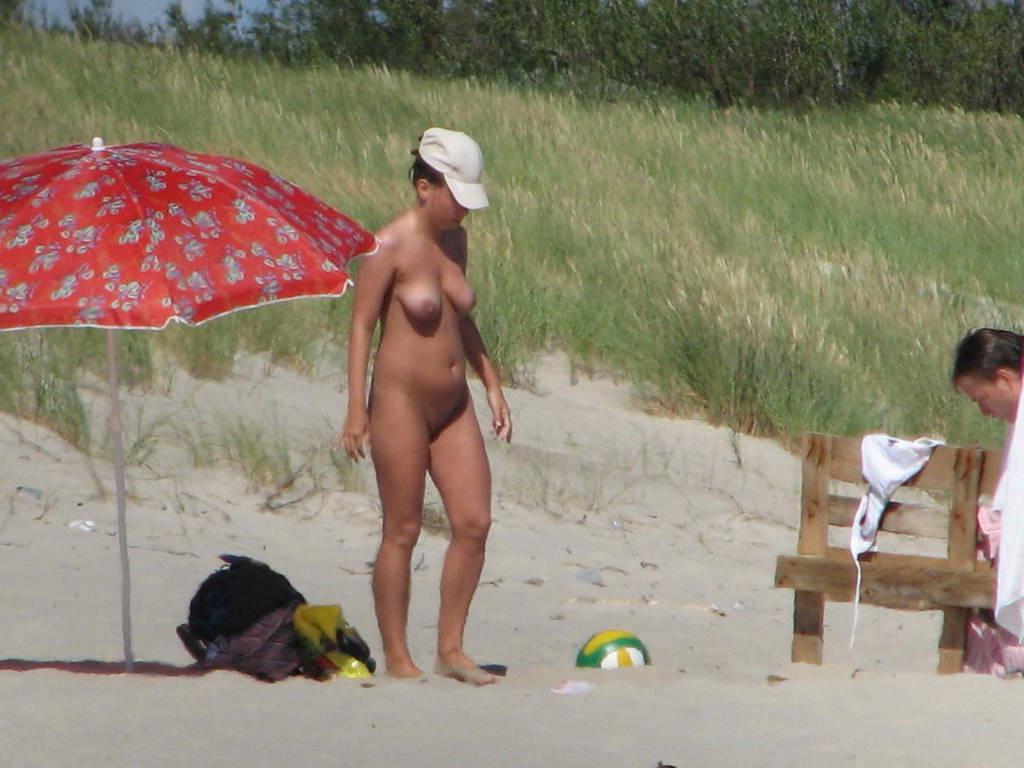 15P Young nudist not afraid to pose nude in public