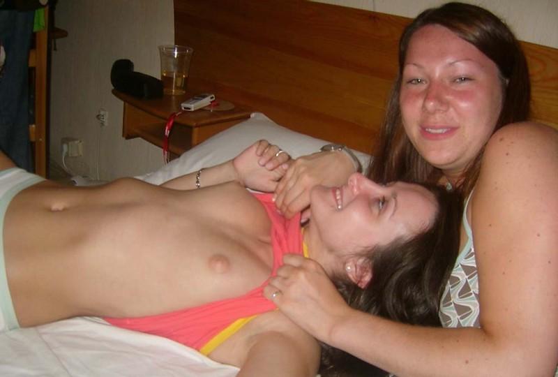 15P Real amateur girlfriends showing tits