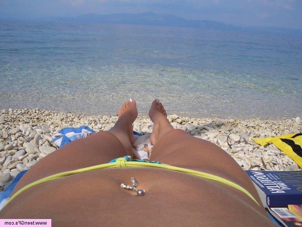 15P Homemade pix of petite teen on a topless beach