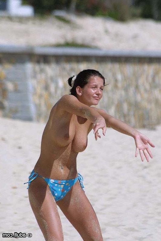 18P Topless babes play volleyball