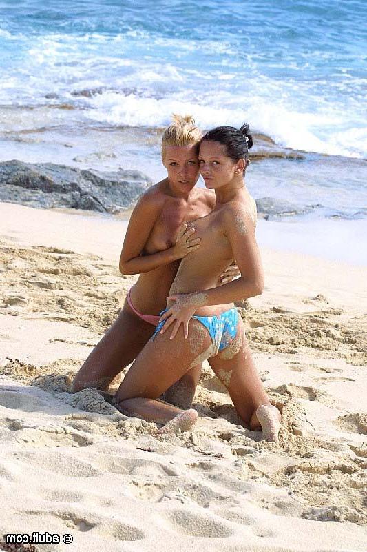 18P Topless babes play volleyball