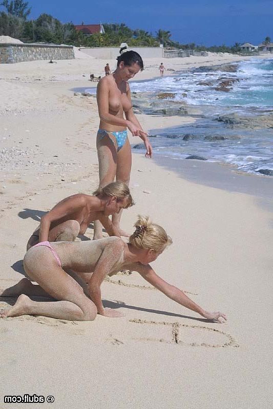 18P Topless babes play volleyball