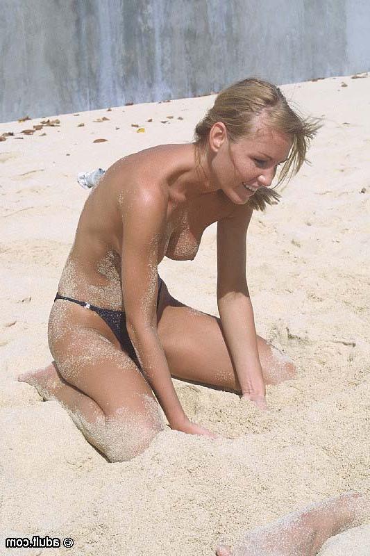 18P Topless babes play volleyball