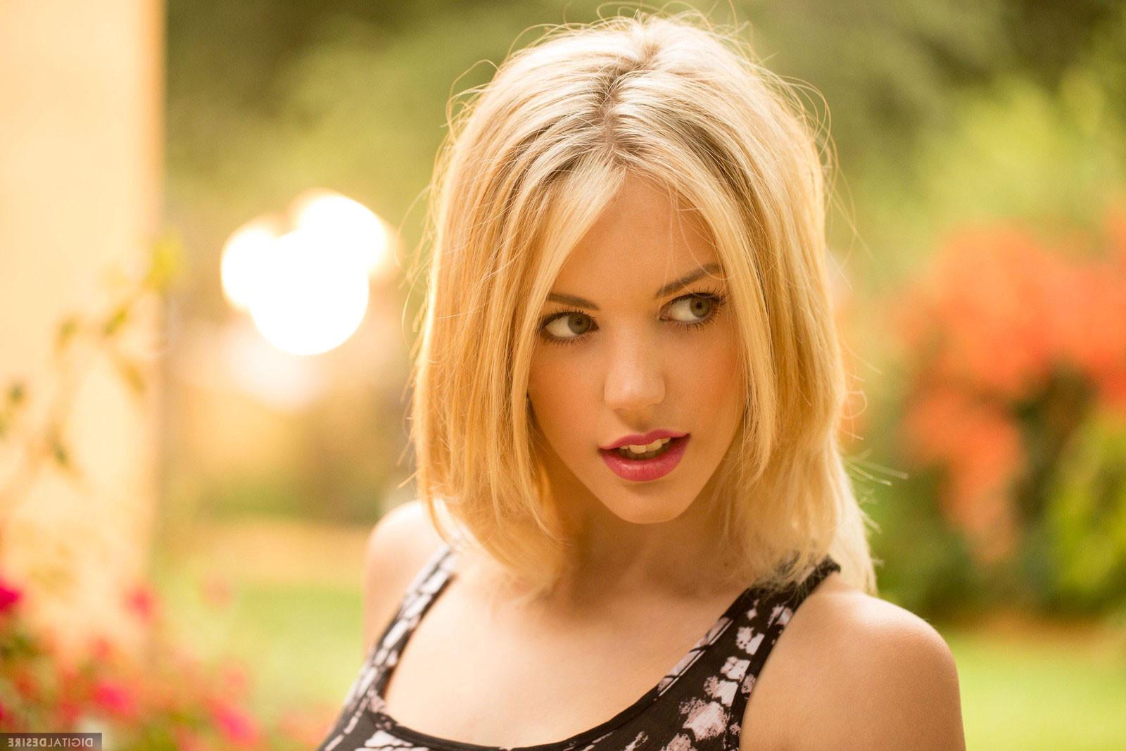 15P Sexual goddess Blake Bartelli poses naked outside